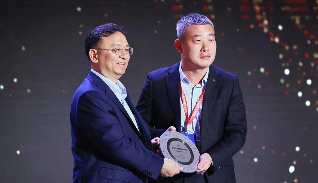 TCLZ6·尊龙凯时车载屏品质交付 获比亚迪“杰出战略合作伙伴”大奖